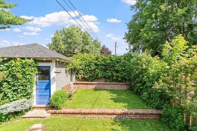 view of yard with a storage unit