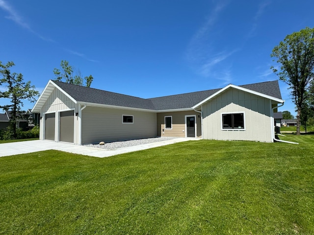 view of front of house featuring a front lawn and a garage