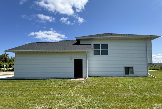 back of house featuring a lawn