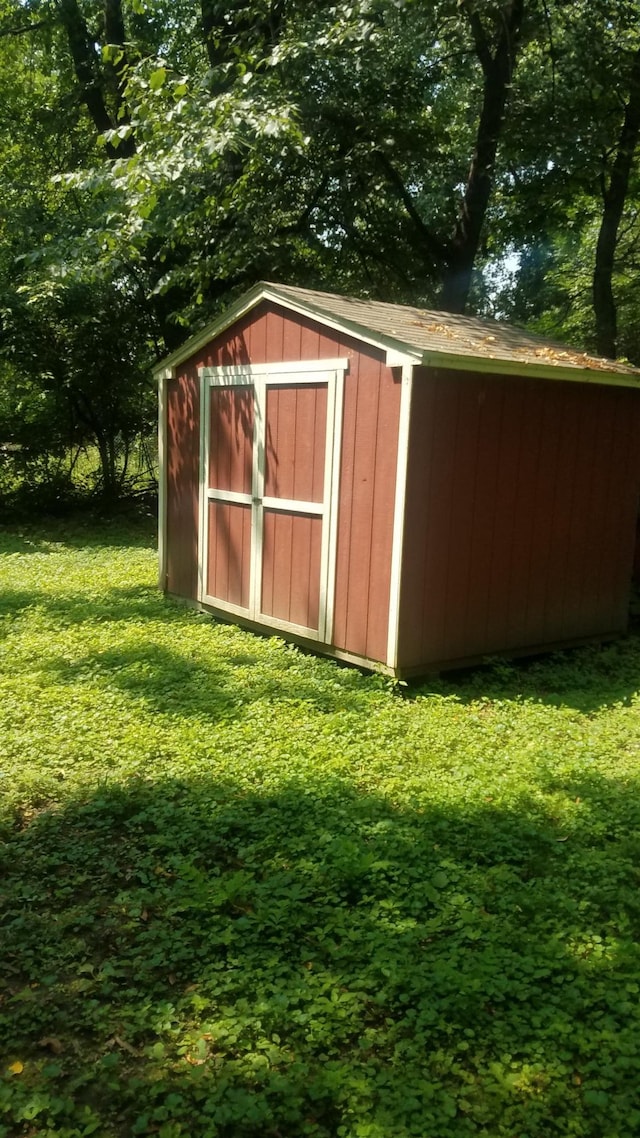 view of outdoor structure featuring a yard