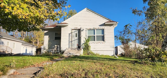 view of front of home featuring a front lawn