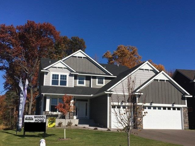 view of front facade featuring a garage, a front lawn, and covered porch