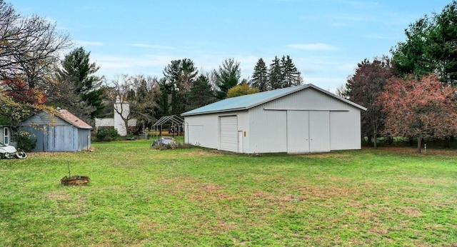 view of yard with an outdoor structure