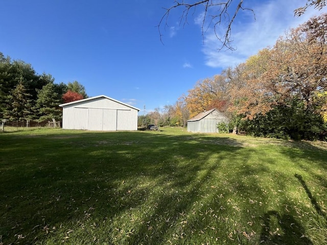 view of yard featuring an outdoor structure