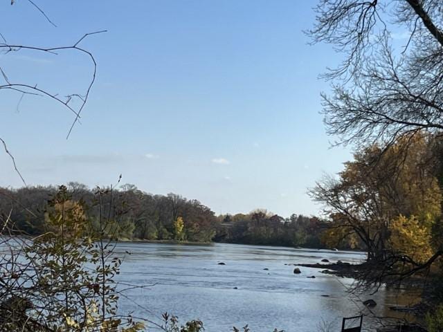 view of yard featuring a water view