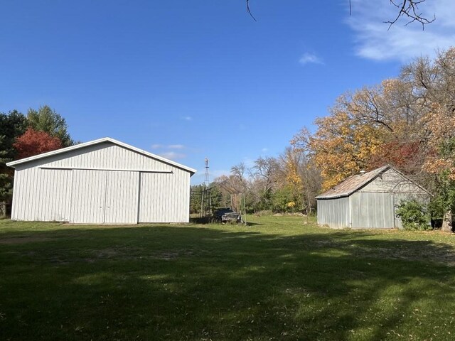 view of yard with an outbuilding