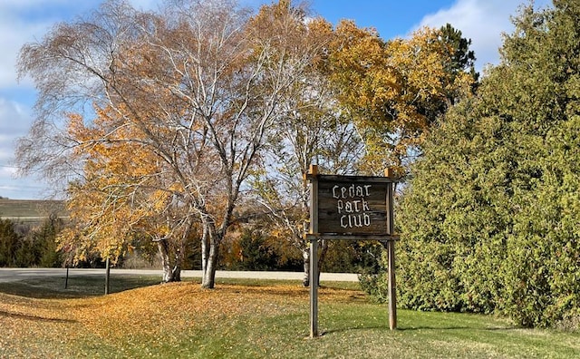 community sign featuring a yard