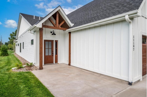 entrance to property featuring a yard