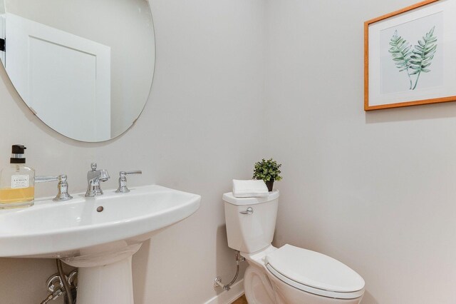 bathroom featuring toilet and sink