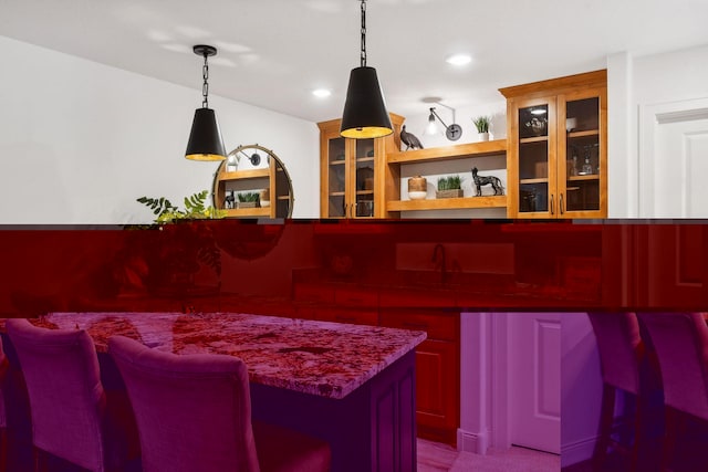 kitchen featuring hanging light fixtures