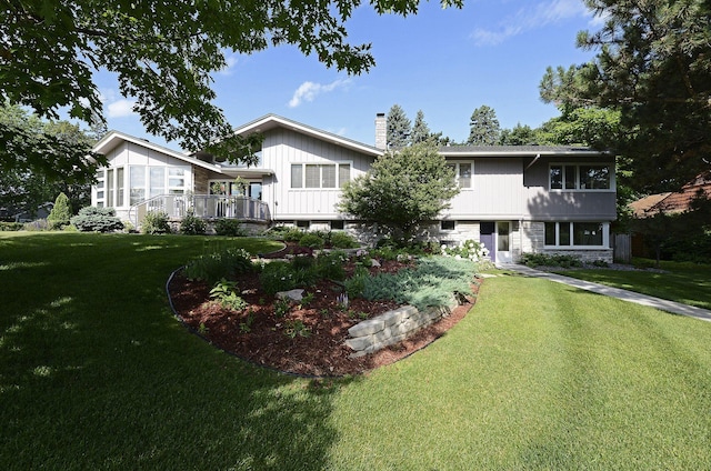 view of front of home featuring a front lawn