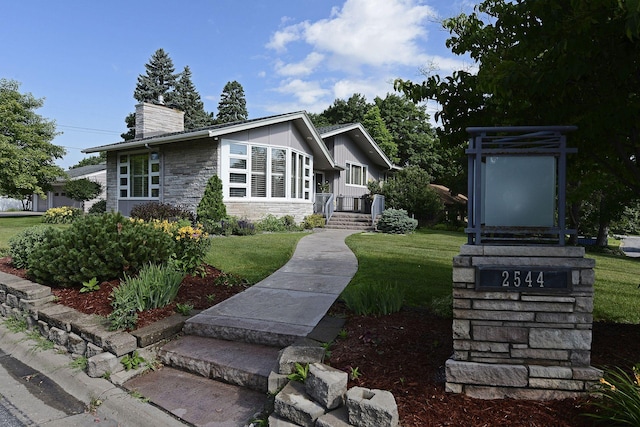 view of front facade with a front lawn