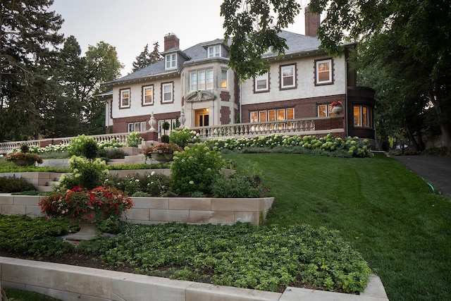 view of front of property featuring a front lawn