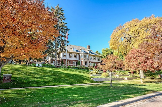 view of front of home featuring a front lawn