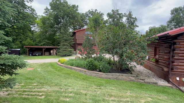 view of yard with an outbuilding and a carport