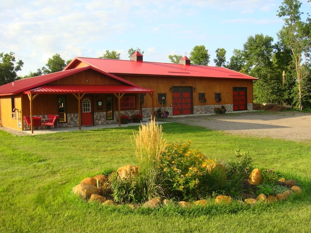 view of front of property featuring a front lawn