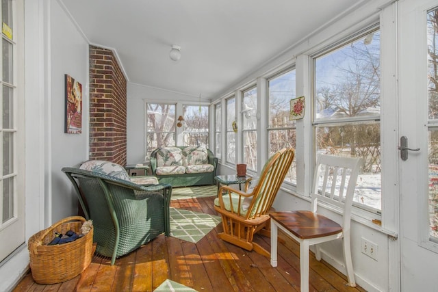 sunroom with lofted ceiling