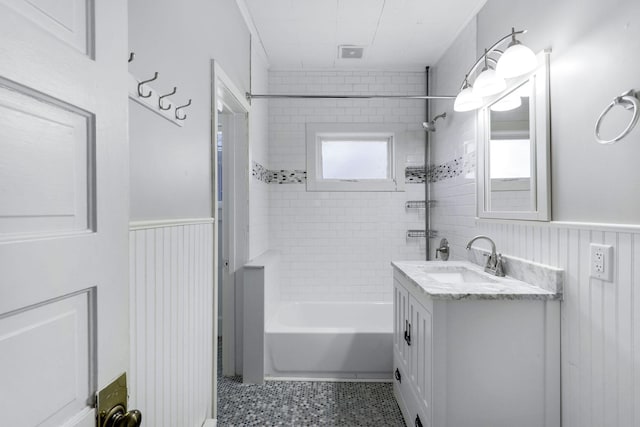 bathroom with tiled shower / bath and vanity