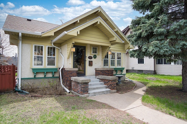 view of front of property featuring a front yard