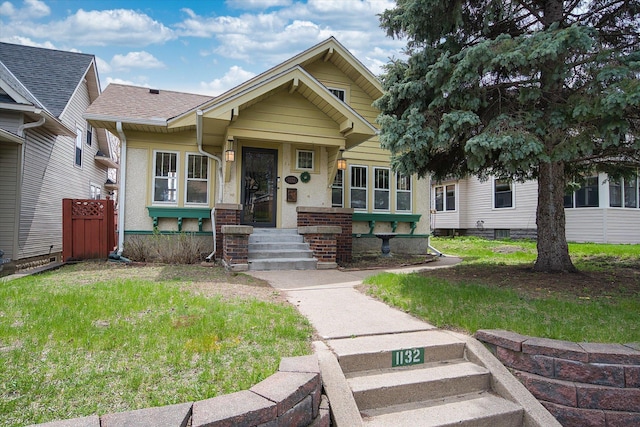 view of front of house featuring a front lawn