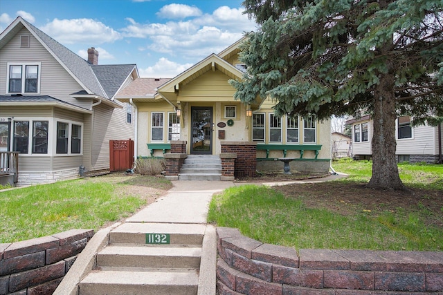 view of front facade featuring a front yard