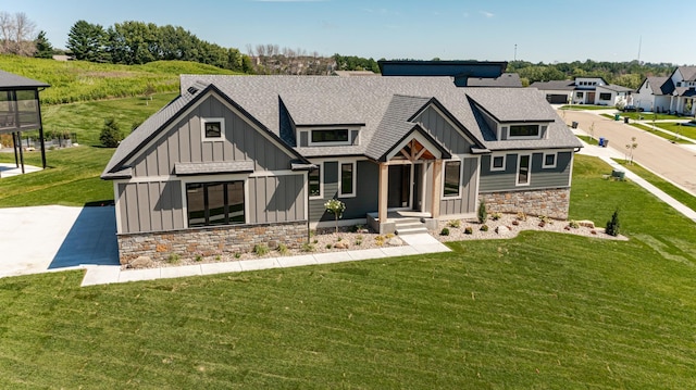 view of front of property featuring a front yard