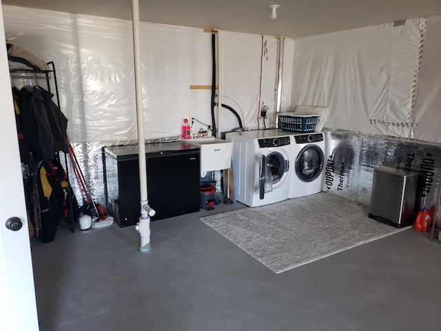 clothes washing area featuring sink and washer and clothes dryer