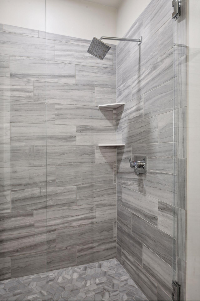 bathroom featuring a tile shower