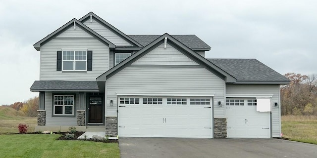 craftsman house featuring a front lawn