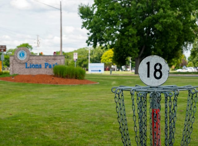 community / neighborhood sign featuring a lawn