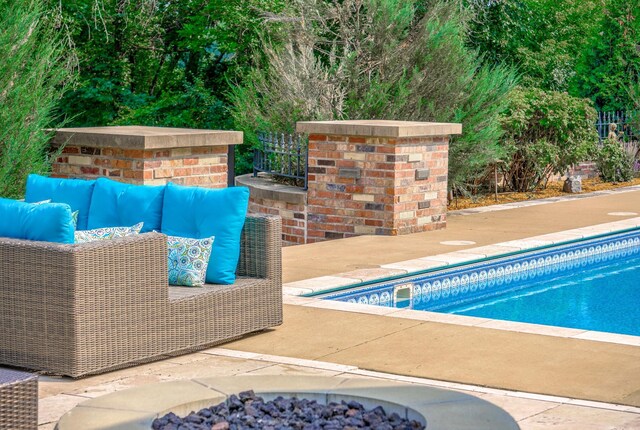 view of swimming pool with a patio and an outdoor hangout area