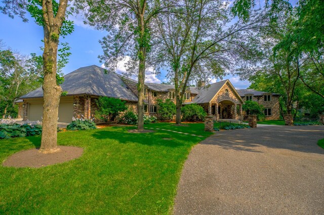 view of front facade featuring a front lawn