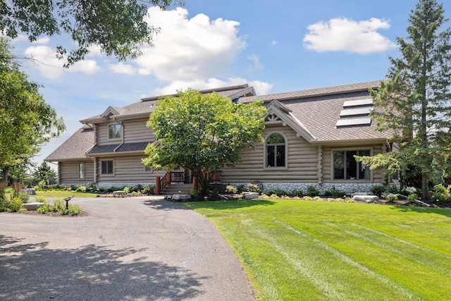 view of front of home featuring a front yard