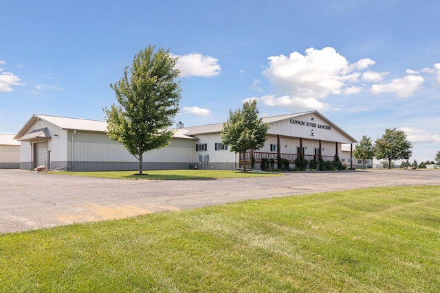 view of front of property with a front lawn