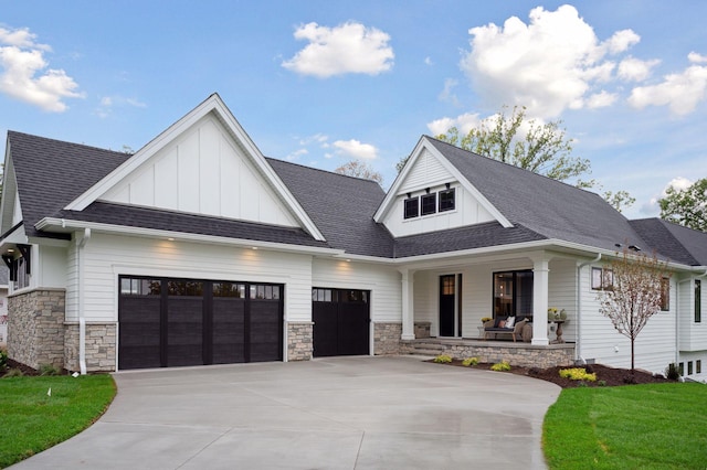 view of front of property featuring covered porch and a front lawn