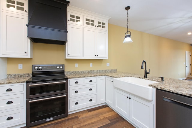 kitchen featuring stainless steel appliances, decorative light fixtures, custom exhaust hood, sink, and dark hardwood / wood-style flooring