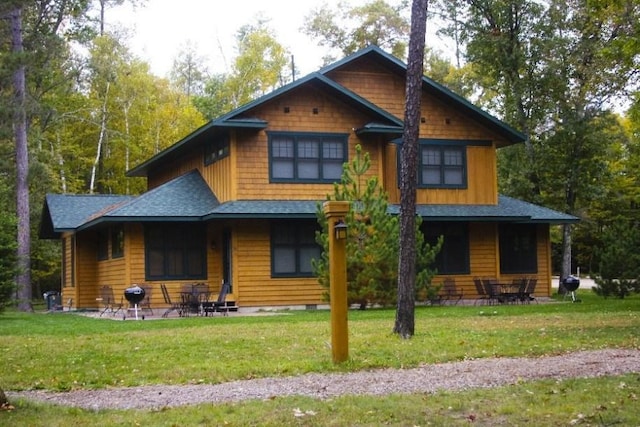 view of front of house featuring a front lawn