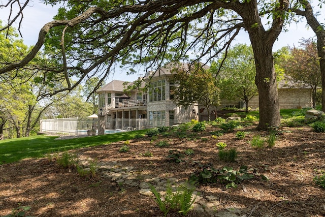 view of yard featuring a pool