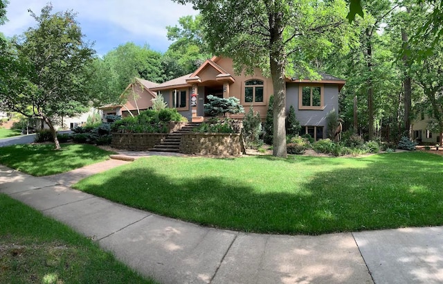 view of front of property featuring a front lawn