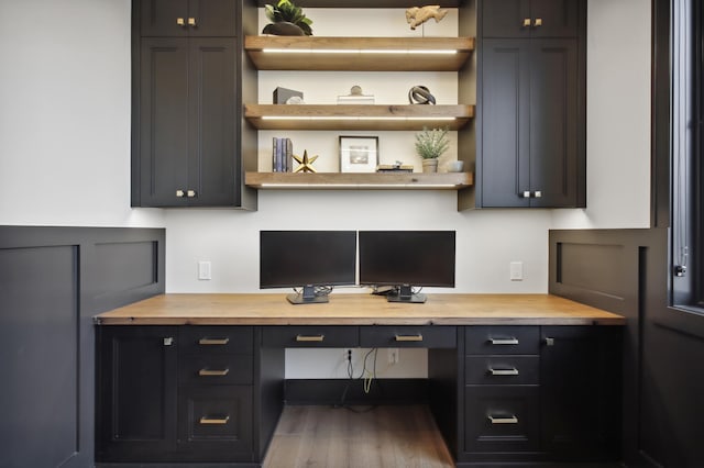 935 Lakewood Hills Rd, Eagan, MN 55123 - home office featuring built in desk and wood finished floors