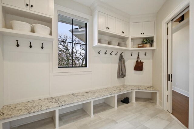 935 Lakewood Hills Rd, Eagan, MN 55123 - mudroom featuring baseboards