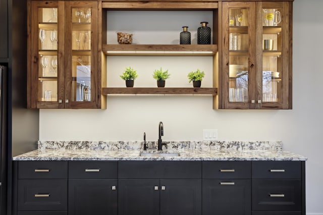 935 Lakewood Hills Rd, Eagan, MN 55123 - view of indoor wet bar