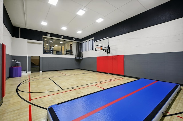 935 Lakewood Hills Rd, Eagan, MN 55123 - view of sport court with community basketball court