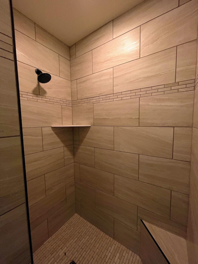 bathroom featuring a tile shower