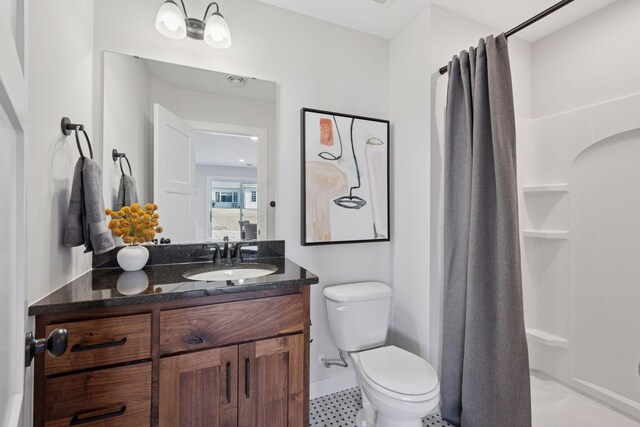 full bathroom featuring toilet, curtained shower, baseboards, and vanity