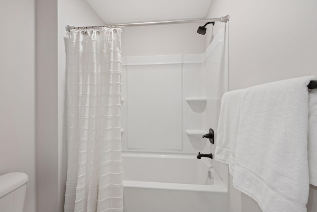 bathroom featuring toilet and shower / bath combo