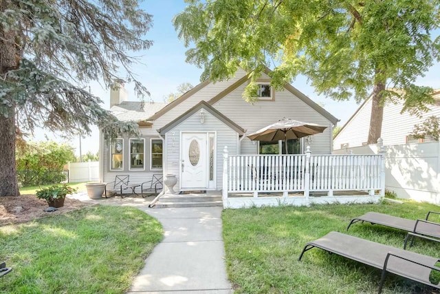 view of front of property featuring a front lawn