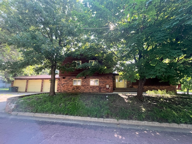 view of front facade featuring a garage