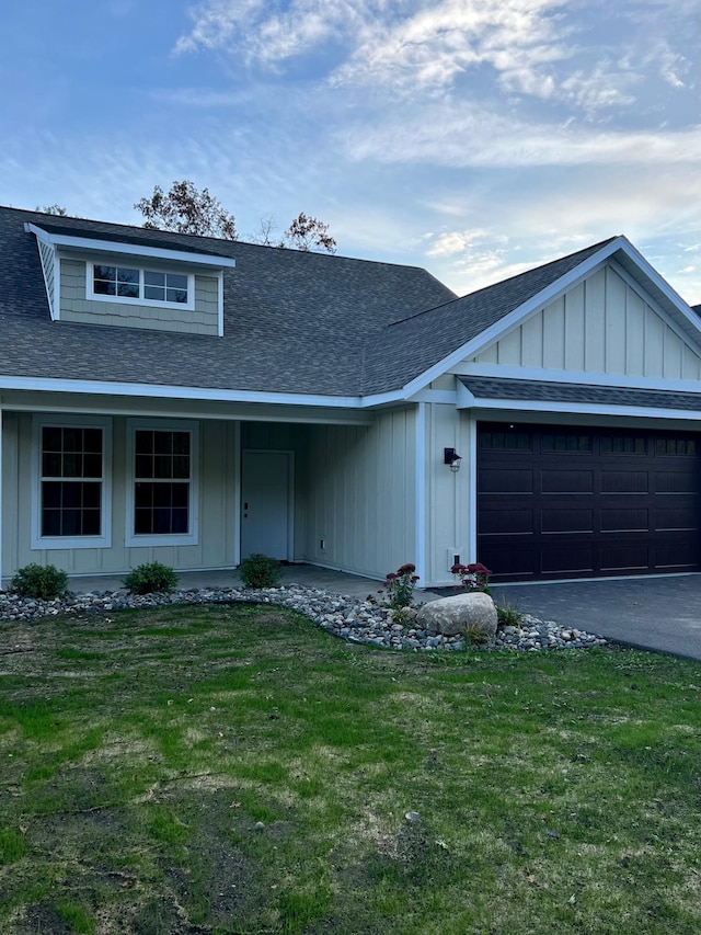 view of front of property featuring a front lawn and a garage