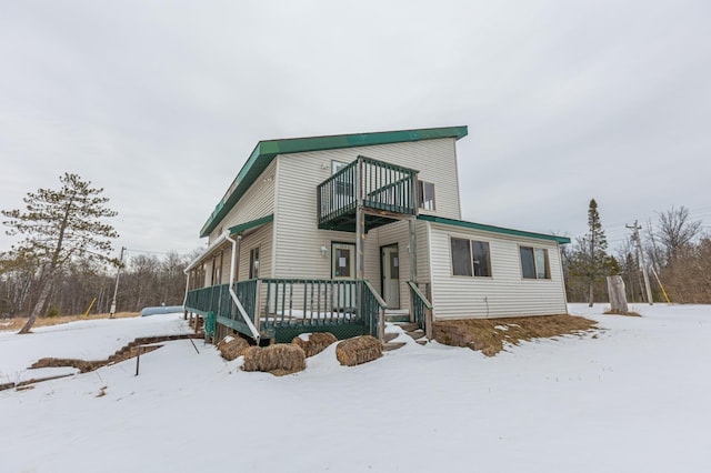 view of front of home featuring a balcony